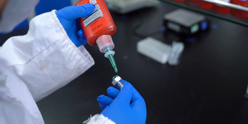 缸蓋螺絲高溫老是松,到底用哪種螺絲膠? 缸蓋螺絲高溫老是松,到底用哪種螺絲膠?